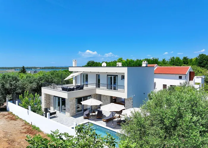Crowonder Villa Bura With Heated Swimming Pool And Jacuzzi