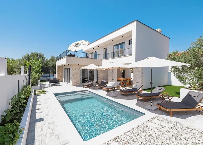 Crowonder Villa Bura With Heated Swimming Pool And Jacuzzi