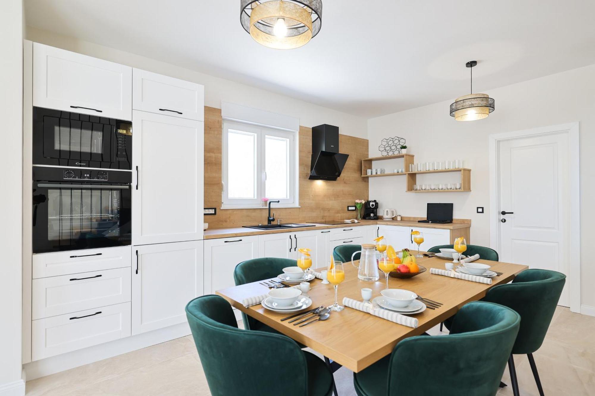 Crowonder Bura With Heated Swimming Pool And Jacuzzi Villa