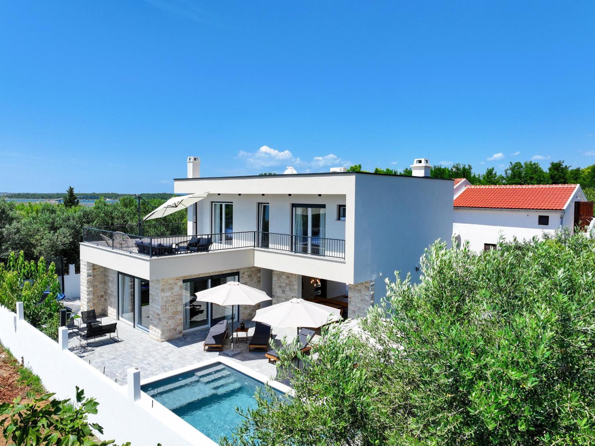 Villa Crowonder Bura With Heated Swimming Pool And Jacuzzi