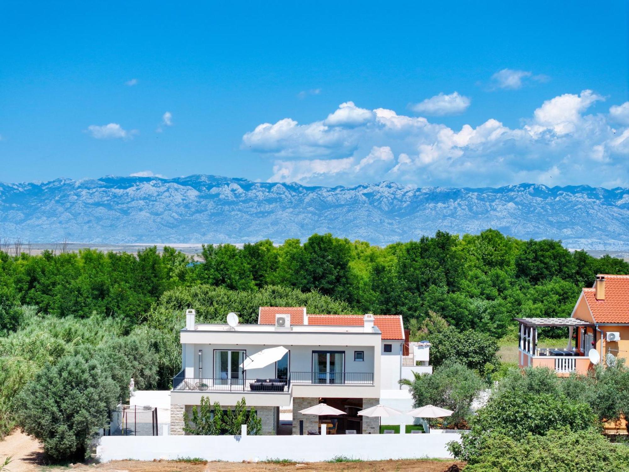 Villa Crowonder Bura With Heated Swimming Pool And Jacuzzi *