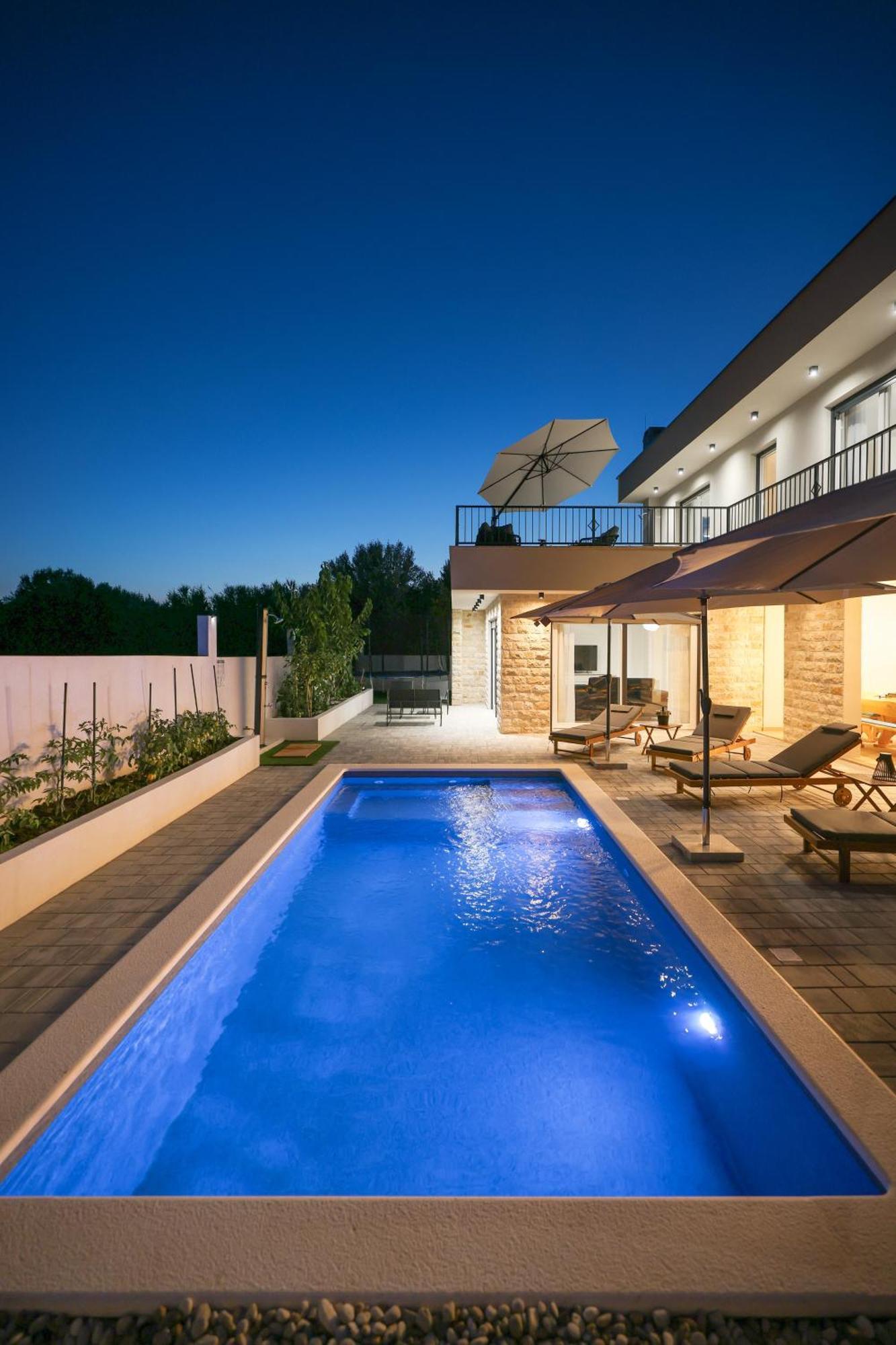 Villa Crowonder Bura With Heated Swimming Pool And Jacuzzi