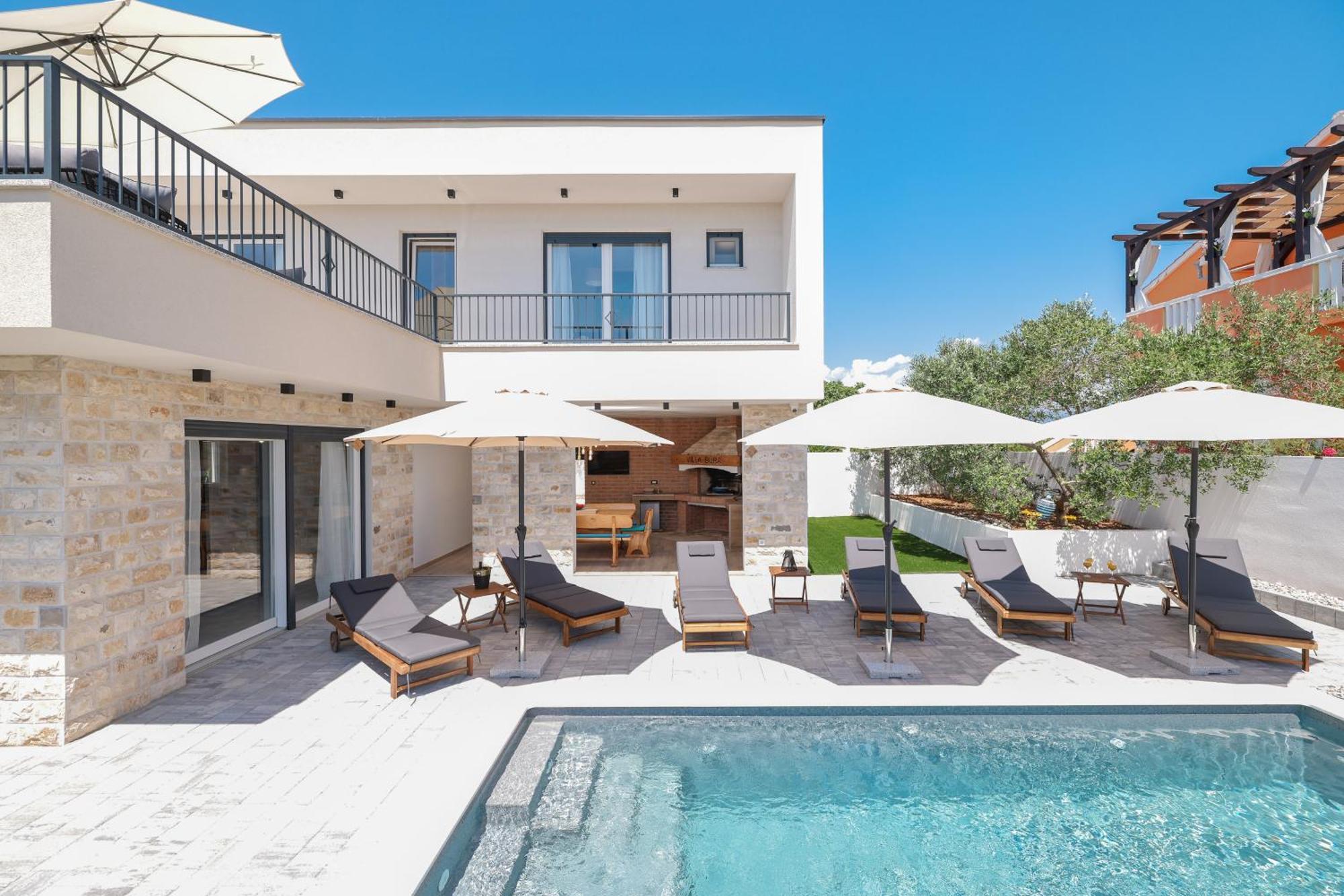 Crowonder Bura With Heated Swimming Pool And Jacuzzi Villa *