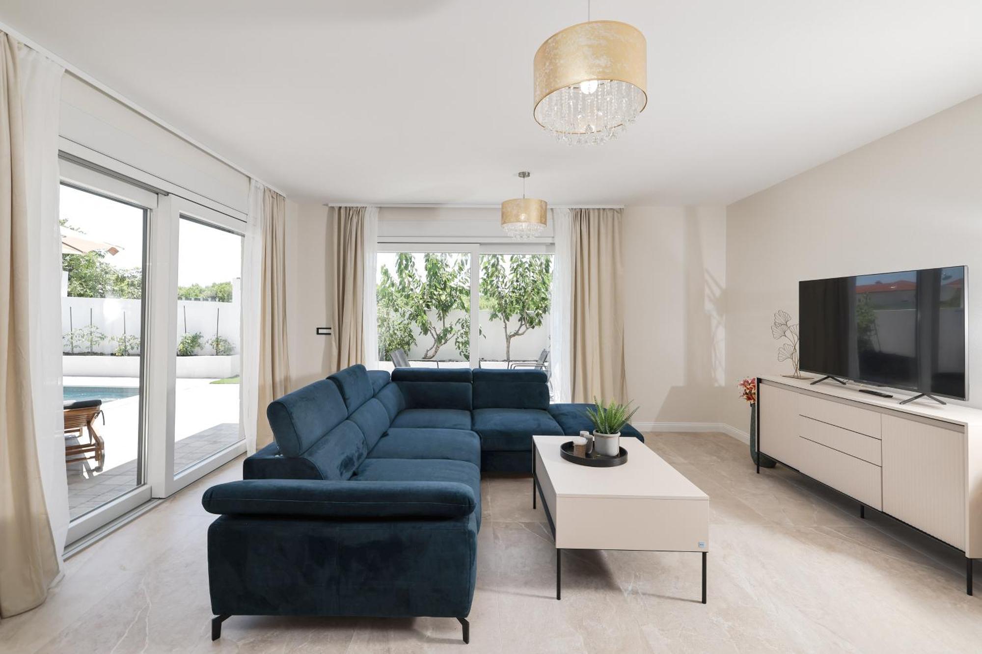 Crowonder Bura With Heated Swimming Pool And Jacuzzi