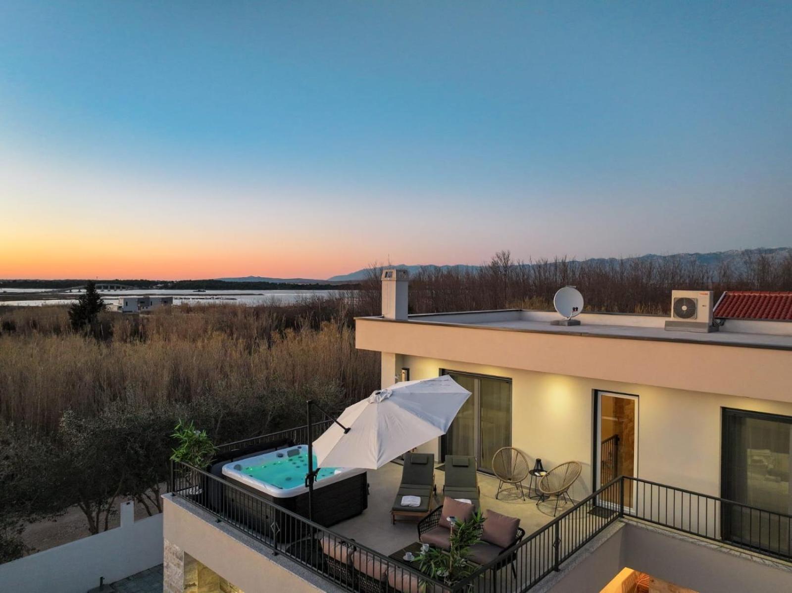 Villa Crowonder Bura With Heated Swimming Pool And Jacuzzi