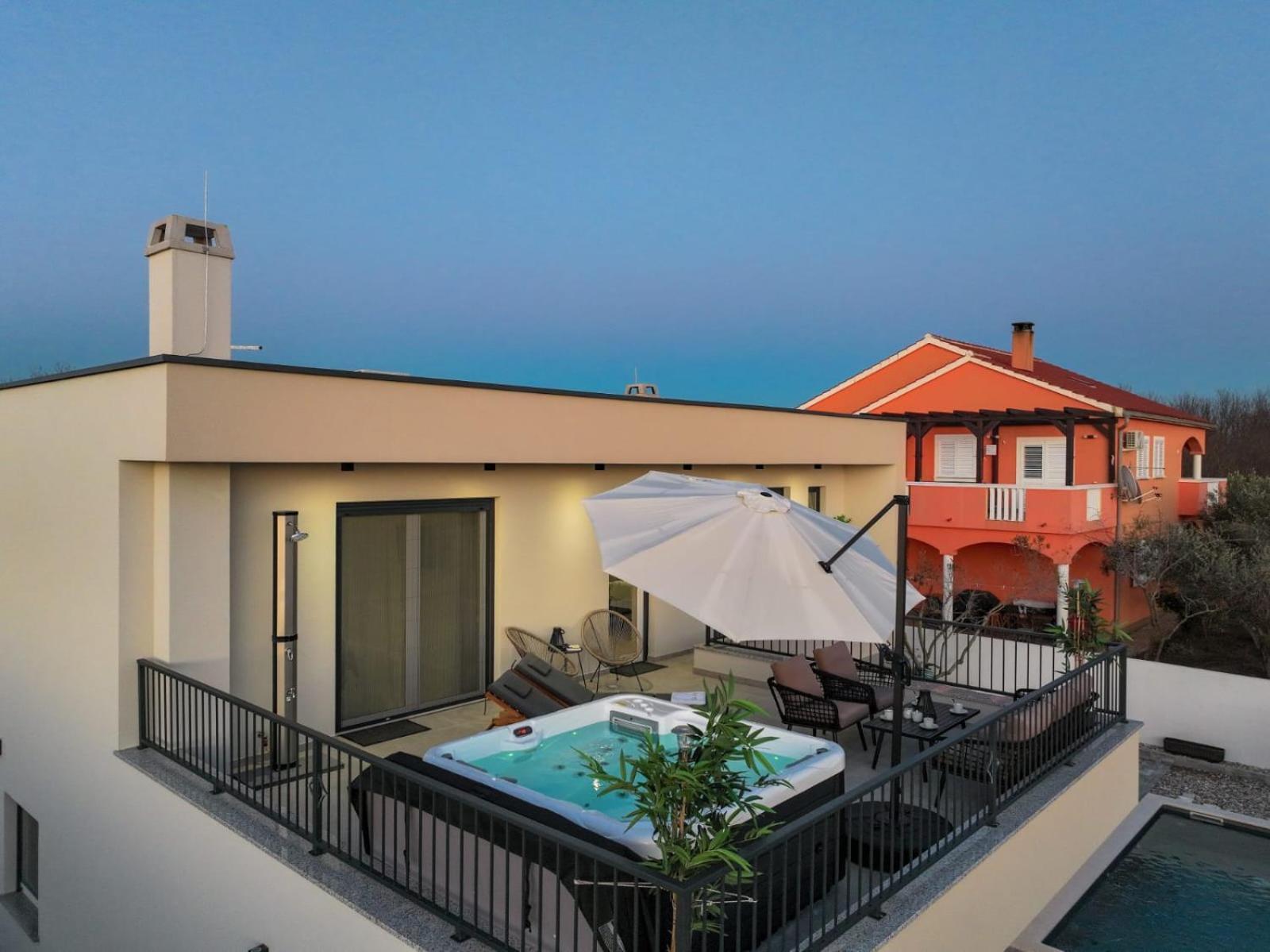 Crowonder Bura With Heated Swimming Pool And Jacuzzi Villa *