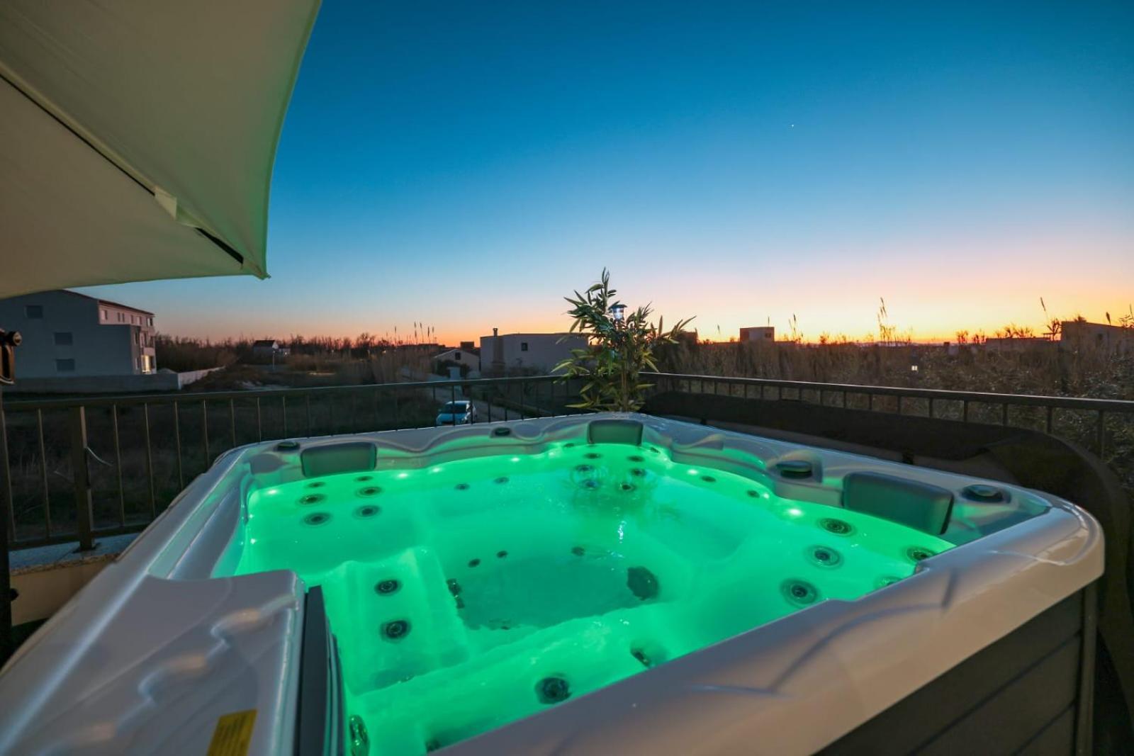 Crowonder Bura With Heated Swimming Pool And Jacuzzi *