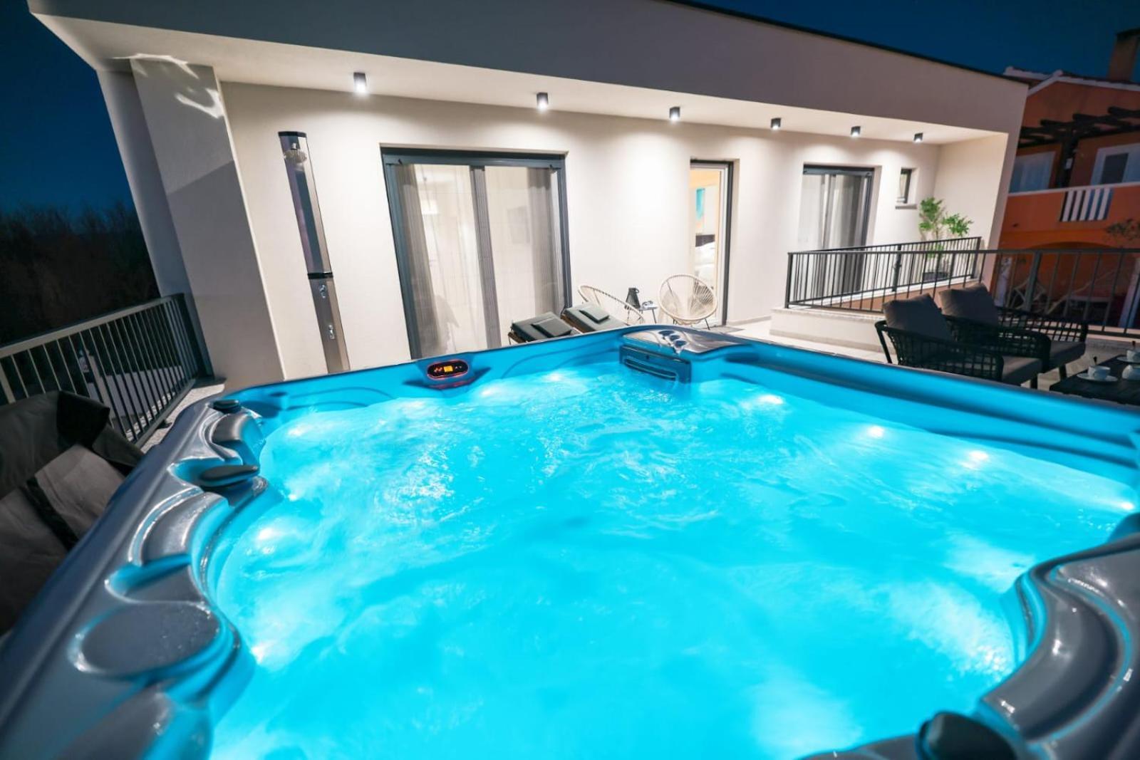 Crowonder Bura With Heated Swimming Pool And Jacuzzi *