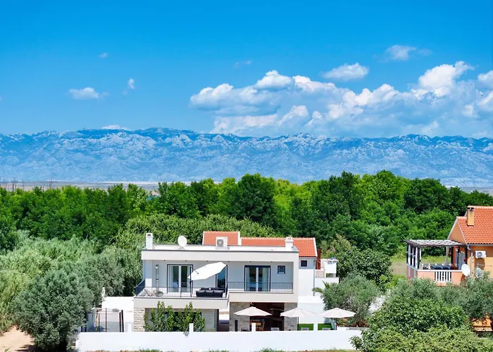 Crowonder Villa Bura With Heated Swimming Pool And Jacuzzi