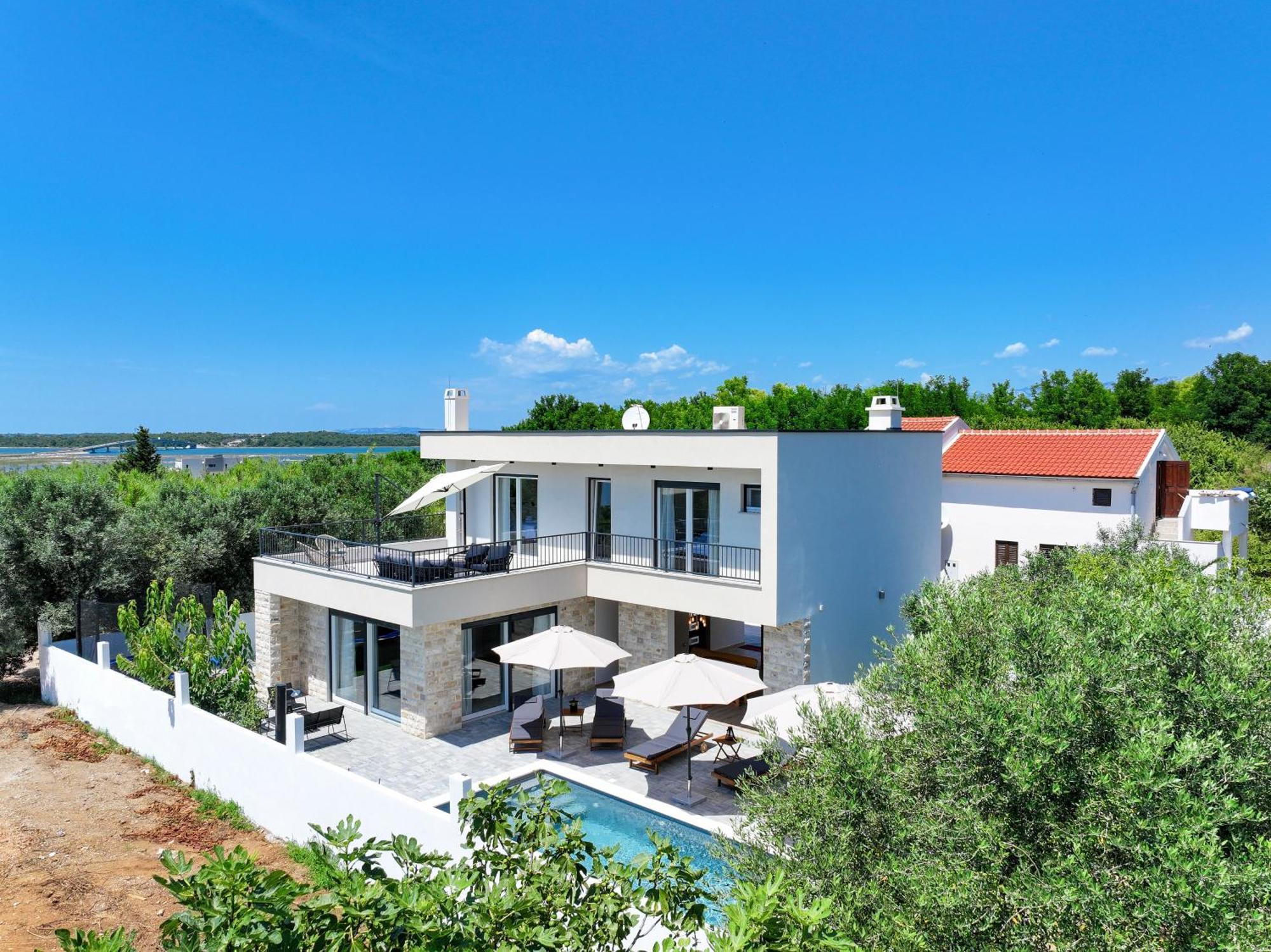 Crowonder Bura With Heated Swimming Pool And Jacuzzi Vila *