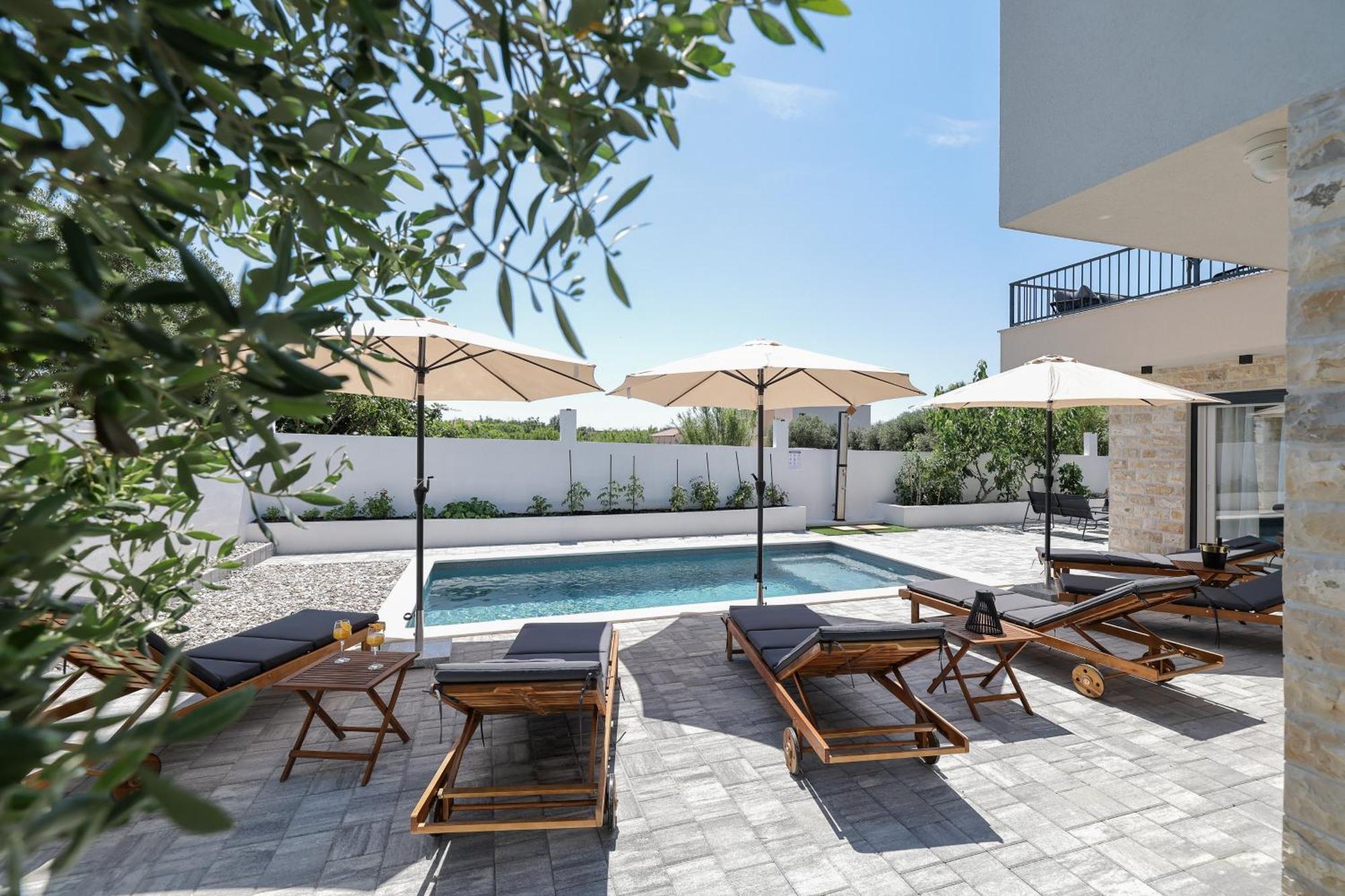 Crowonder Bura With Heated Swimming Pool And Jacuzzi