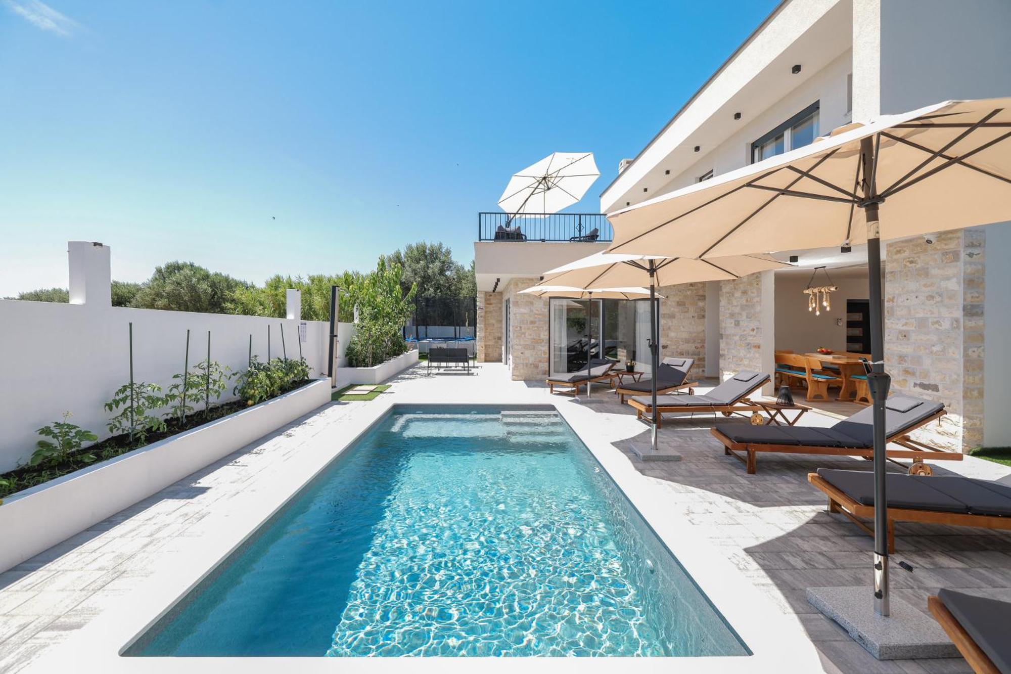 Crowonder Bura With Heated Swimming Pool And Jacuzzi Vila