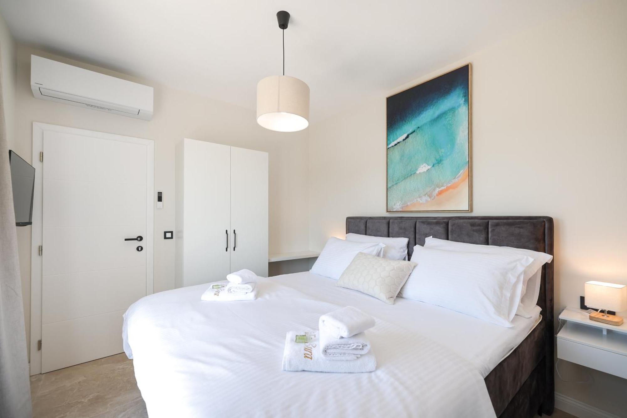 Crowonder Bura With Heated Swimming Pool And Jacuzzi *
