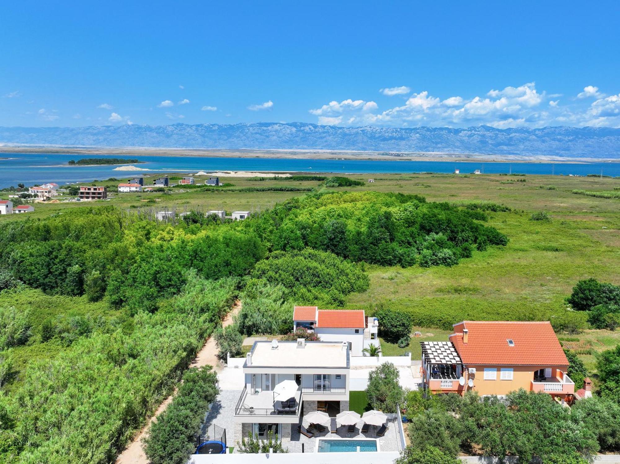 Crowonder Bura With Heated Swimming Pool And Jacuzzi Vila