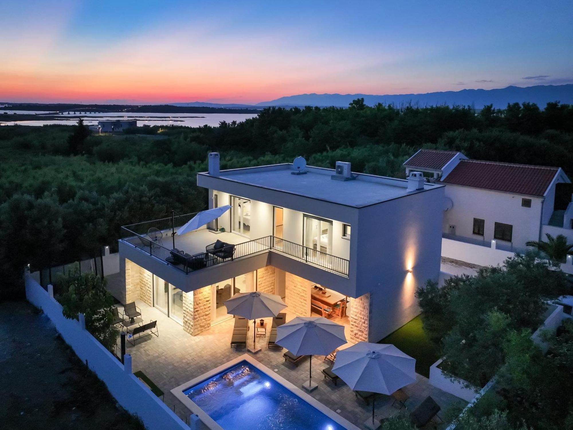 Crowonder Bura With Heated Swimming Pool And Jacuzzi