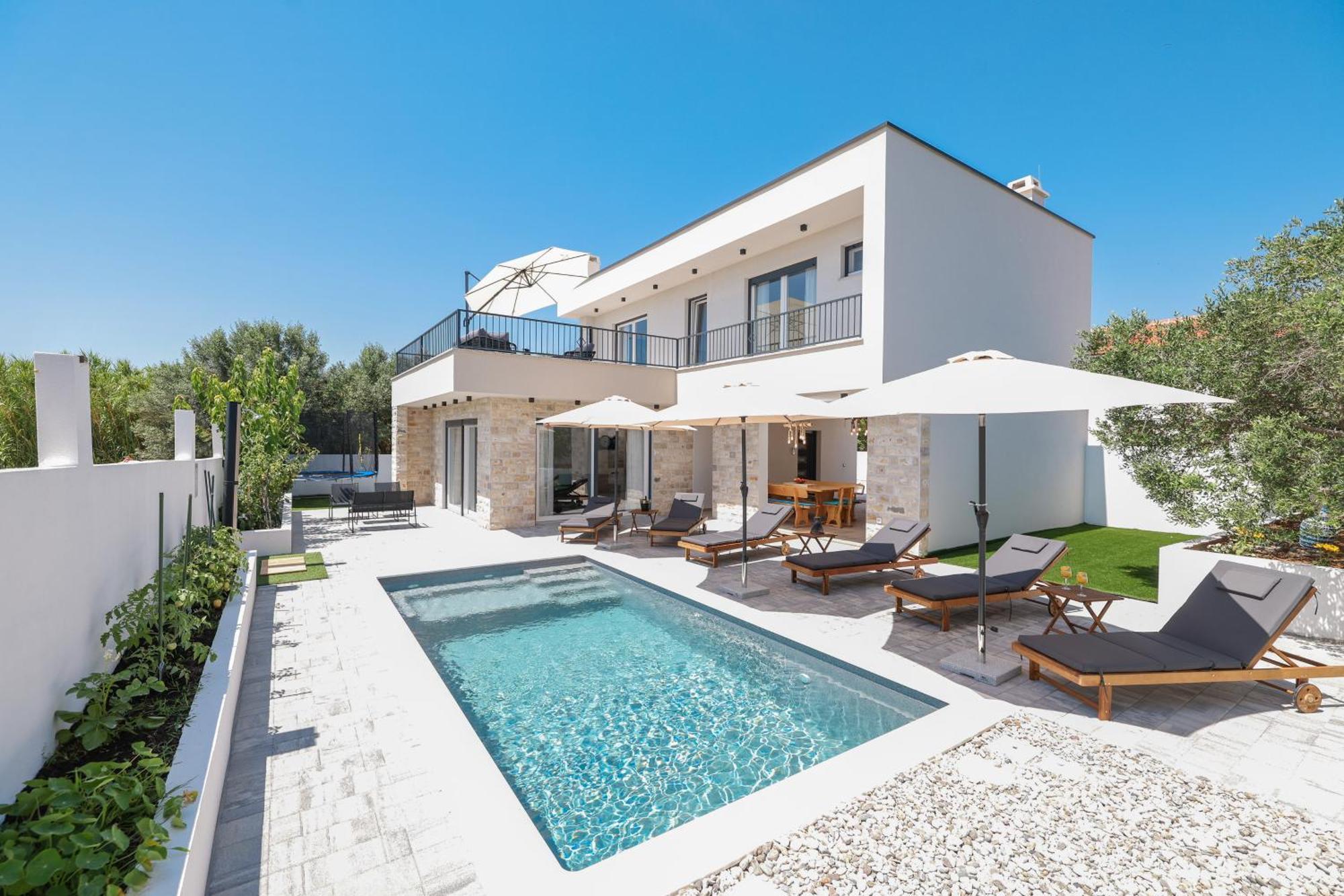 Crowonder Bura With Heated Swimming Pool And Jacuzzi Vila