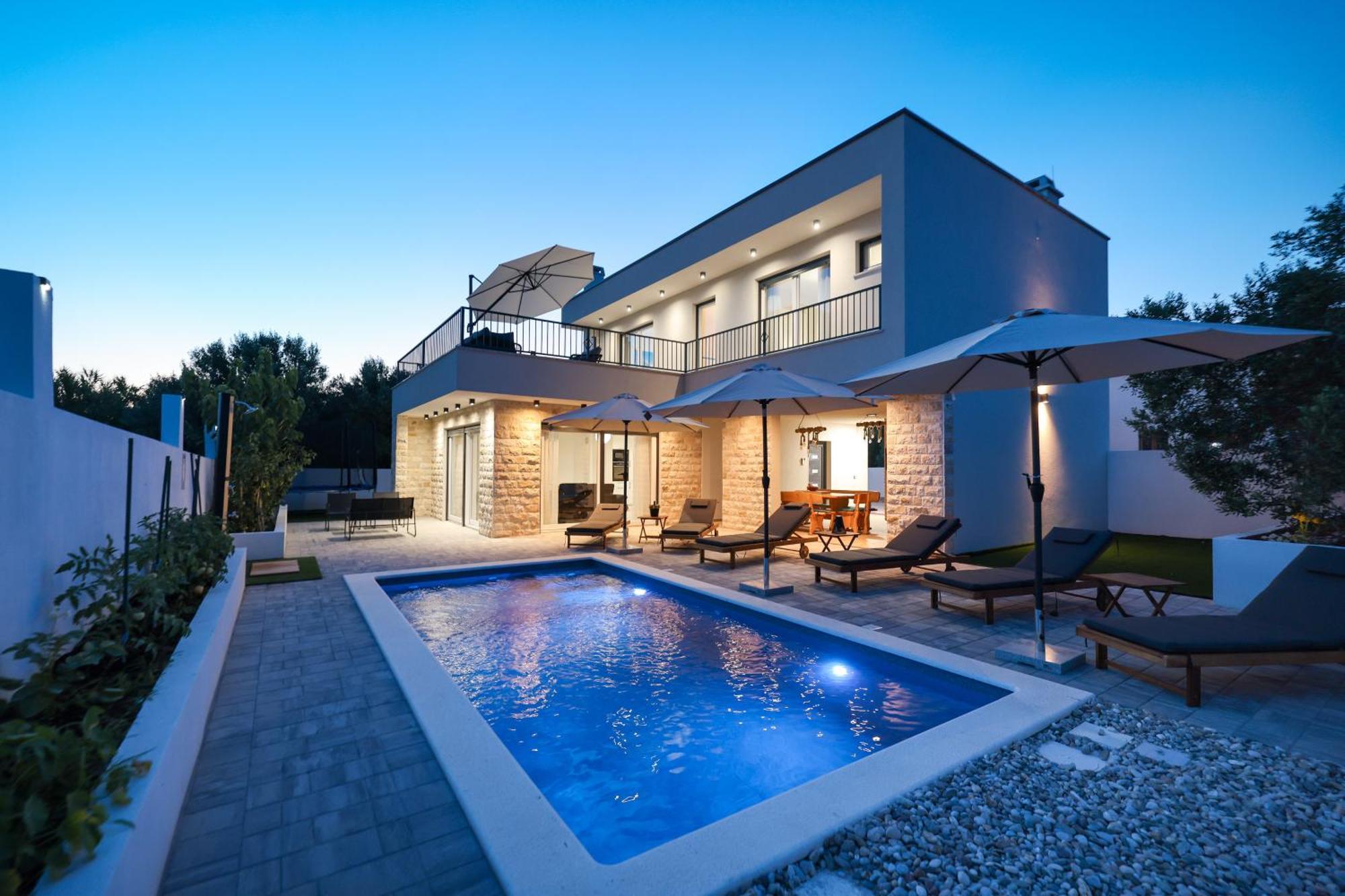 Vila Crowonder Bura With Heated Swimming Pool And Jacuzzi
