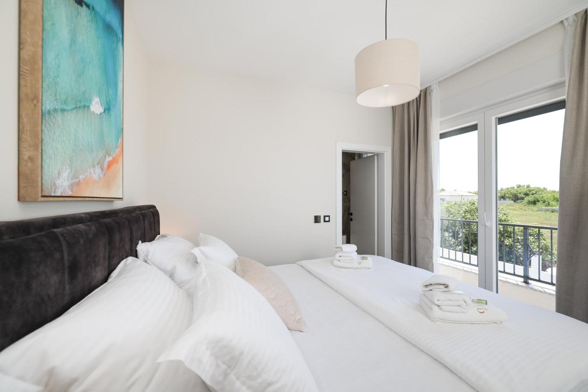 Crowonder Bura With Heated Swimming Pool And Jacuzzi *