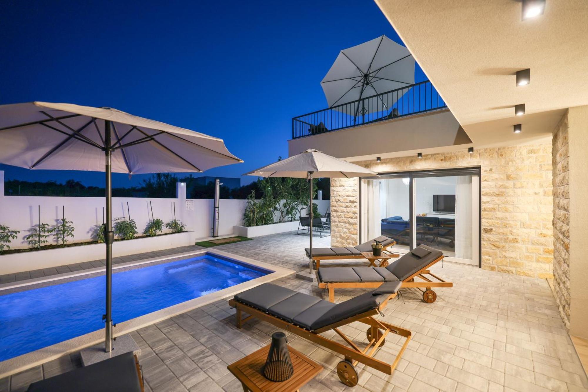 Crowonder Bura With Heated Swimming Pool And Jacuzzi *