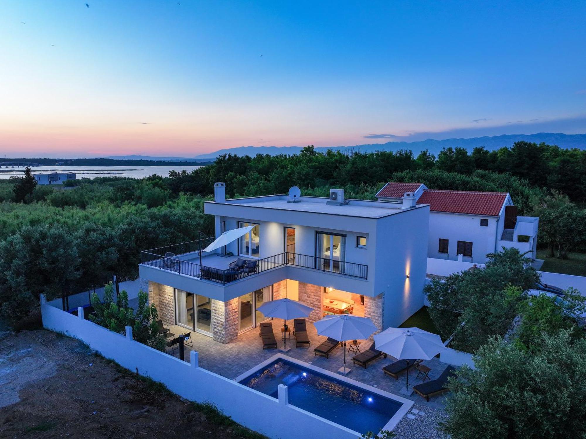 Crowonder Bura With Heated Swimming Pool And Jacuzzi *