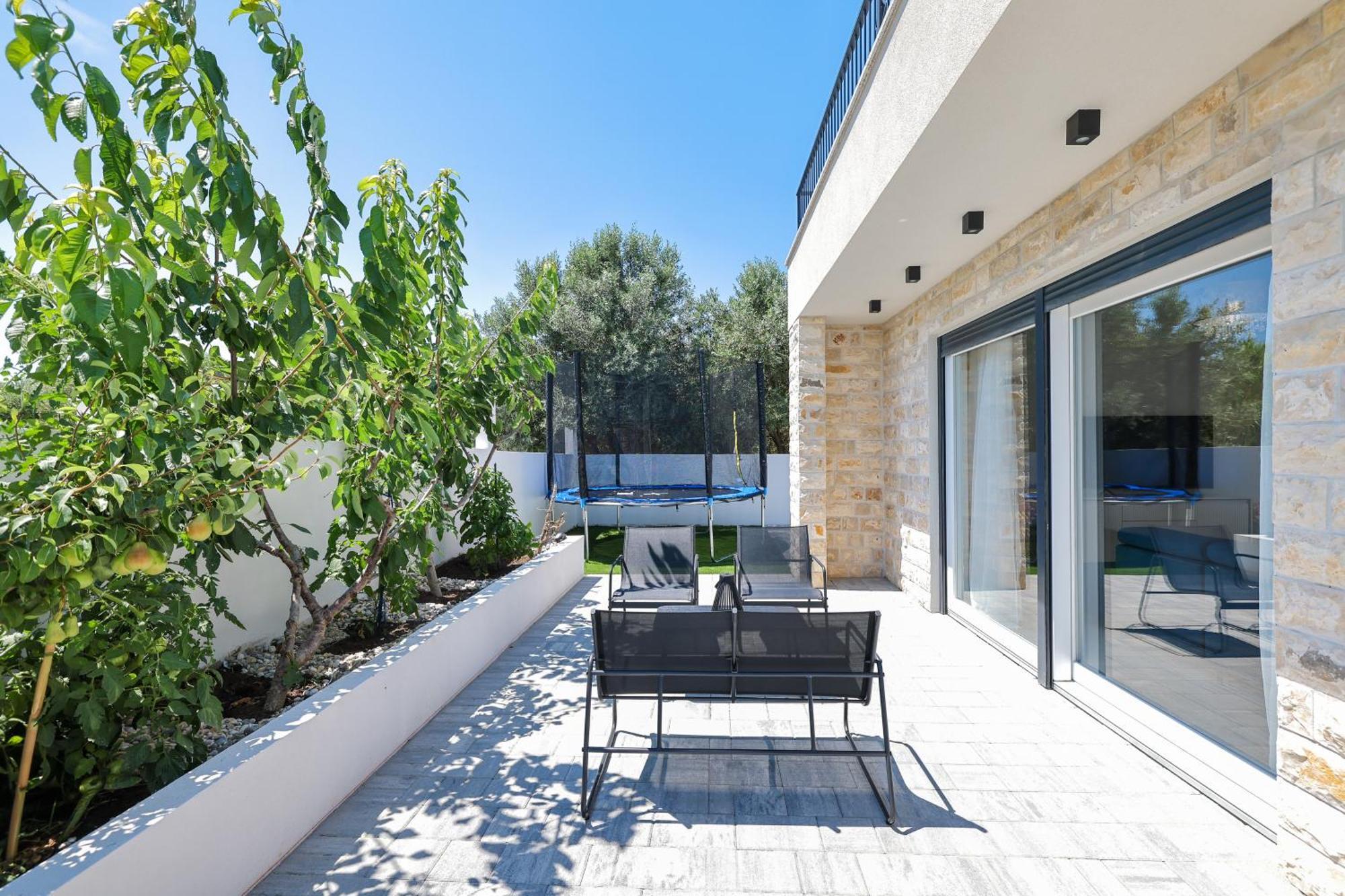 Vila Crowonder Bura With Heated Swimming Pool And Jacuzzi