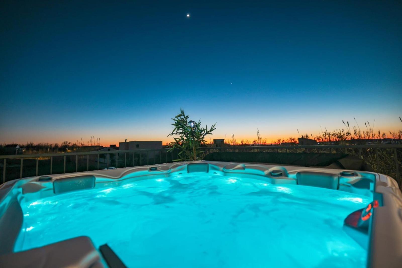 Crowonder Bura With Heated Swimming Pool And Jacuzzi Privlaka (Zadar)